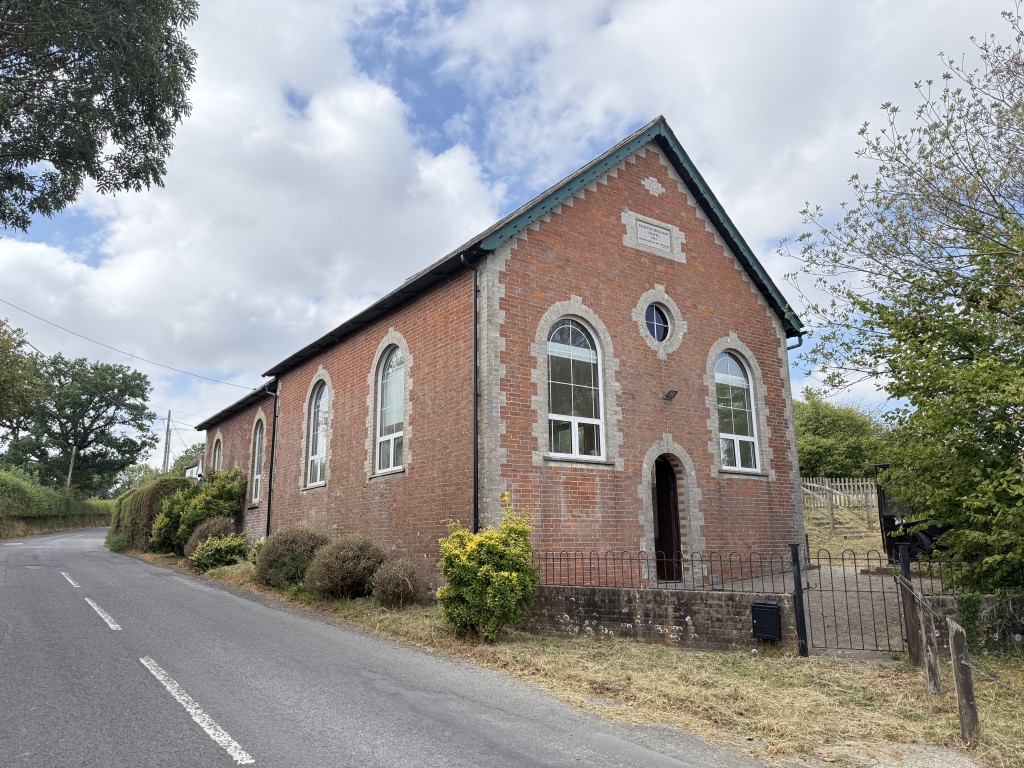 Lot: 170 - FORMER METHODIST CHAPEL WITH PLANNING FOR CONVERSION TO A RESIDENTIAL DWELLING ON PLOT OF 0.39 ACRES - Front view taken from Partway Lane